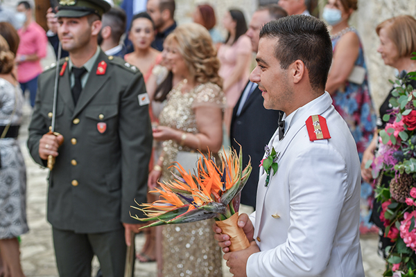 rustic-military-wedding-nicosia-colorful-blooms-vivid-tones_20