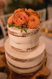Naked γαμήλια τούρτα με φρέσκα λουλούδια
