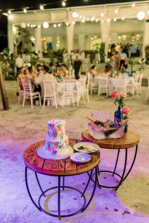 Μοντέρνα γαμήλια τούρτα με πολύχρωμες πινελιές