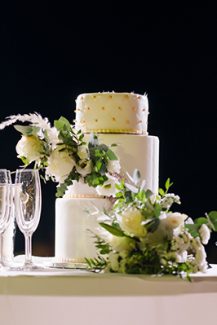 Three-tier γαμήλια τούρτα με χρυσές λεπτομέρειες