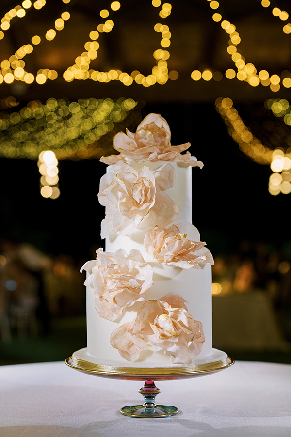 Διώροφη γαμήλια τούρτα στολισμένη με λουλούδια