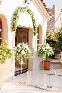 Ultra romantic στολισμός εισόδου εκκλησίας με λευκά άνθη και κεριά