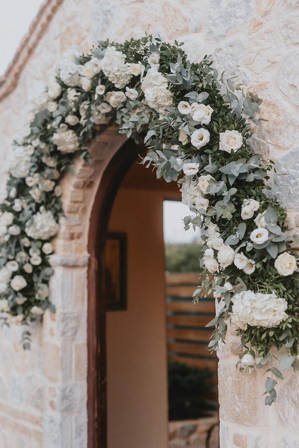 Διακόσμηση εισόδου εκκλησίας με γιρλάντα λουλουδιών