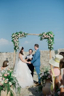 Ρουστίκ στολισμός τελετής γάμου από ξύλινη αψίδα με παστέλ λουλούδια
