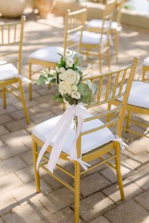 Στολισμός καρέκλας τελετής γάμου με τριαντάφυλλα και λυσίανθους