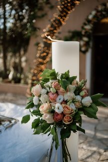 Στολισμός λαμπάδας γάμου με peach τριαντάφυλλα
