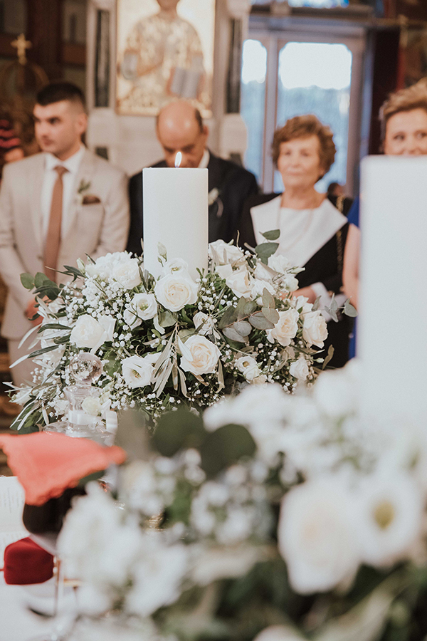 Romantic στολισμός γαμήλιας λαμπάδας με λευκά τριαντάφυλλα και λυσίανθους