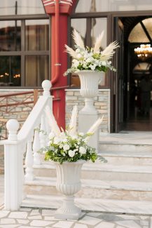 Ρομαντικός στολισμός εκκλησίας από αμφορείς με λευκά λουλούδια