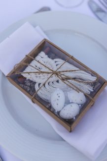 Πρωτότυπες μπομπονιέρες γάμου σε ξύλινο κουτάκι δεμένο με σπάγκο