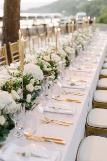 Ρομαντικός στολισμός γαμήλιου τραπεζιού με floral runner από λευκές ορτανσίες και κεριά