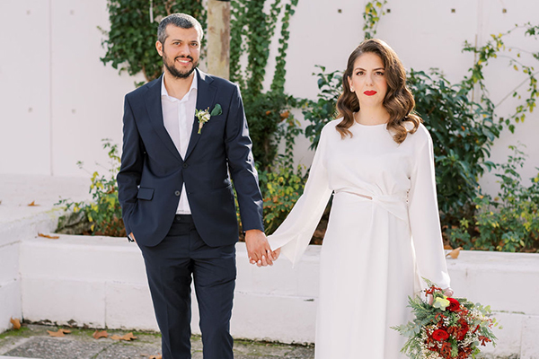Χειμωνιάτικος πολιτικός γάμος στην Αθήνα με κόκκινα τριαντάφυλλα και πράσινες πινελιές │ Κωνσταντίνα & Γιώργος