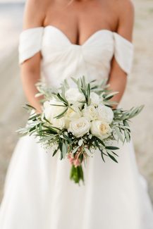 Ρομαντική νυφική ανθοδέσμη με λευκά τριαντάφυλλα και φύλλα ελιάς