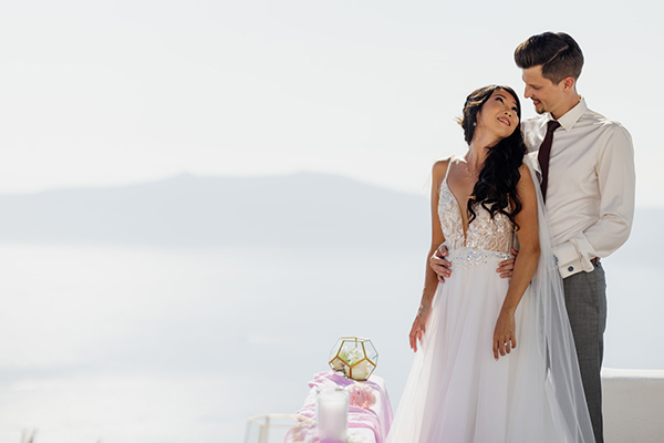 chic-wedding-santorini-romantic-touches-magnificent-snapshots_04x
