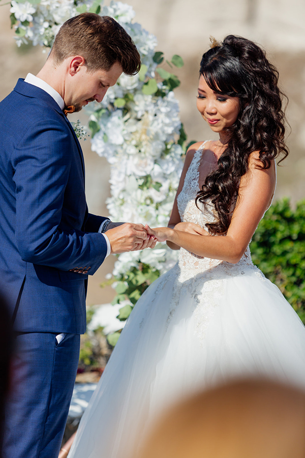 chic-wedding-santorini-romantic-touches-magnificent-snapshots_47