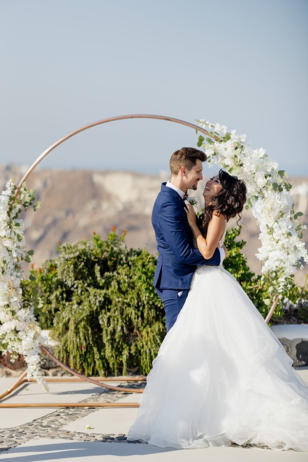 chic-wedding-santorini-romantic-touches-magnificent-snapshots_50x