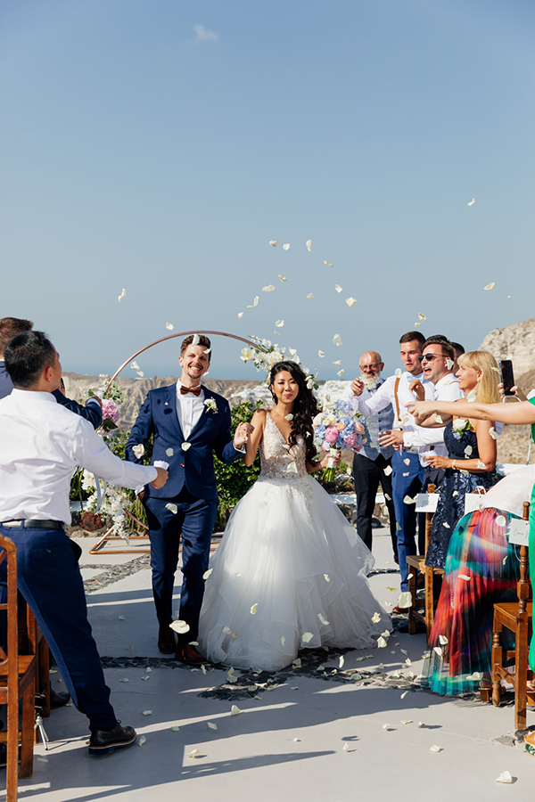 chic-wedding-santorini-romantic-touches-magnificent-snapshots_53