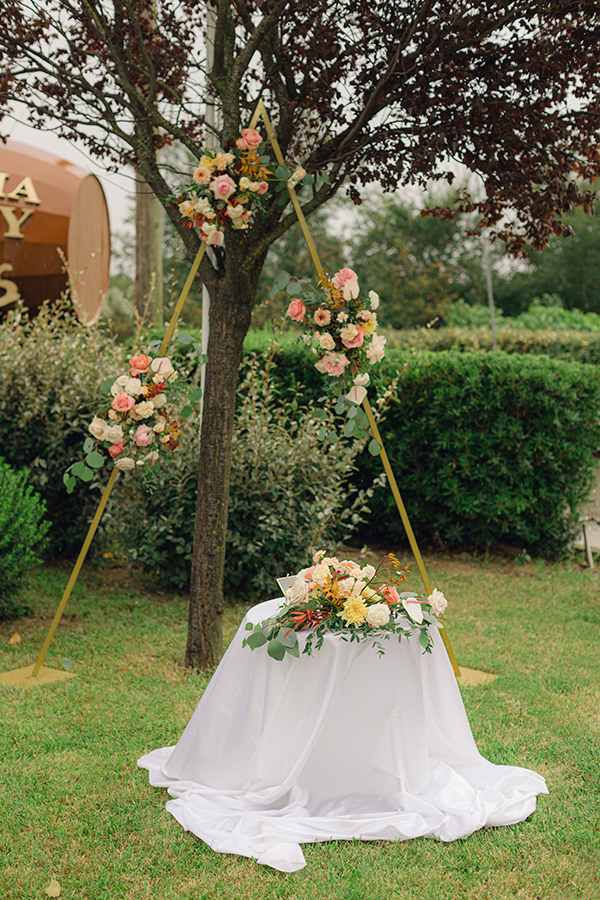 country-styled-civil-wedding-unique-florals-rustic-details_08