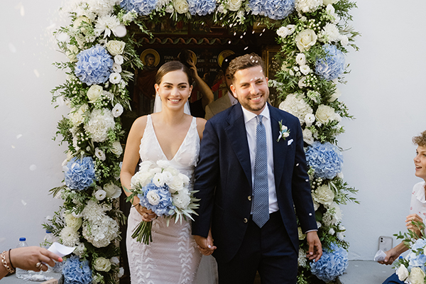 Ονειρικός καλοκαιρινός γάμος στα Κύθηρα με γαλάζιες και λευκές ορτανσίες │ Diandra & James