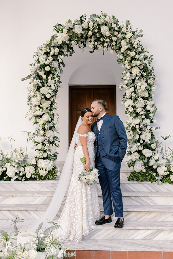 dreamy-summer-wedding-thessaloniki-impressive-floral-arrangements-white-color_01