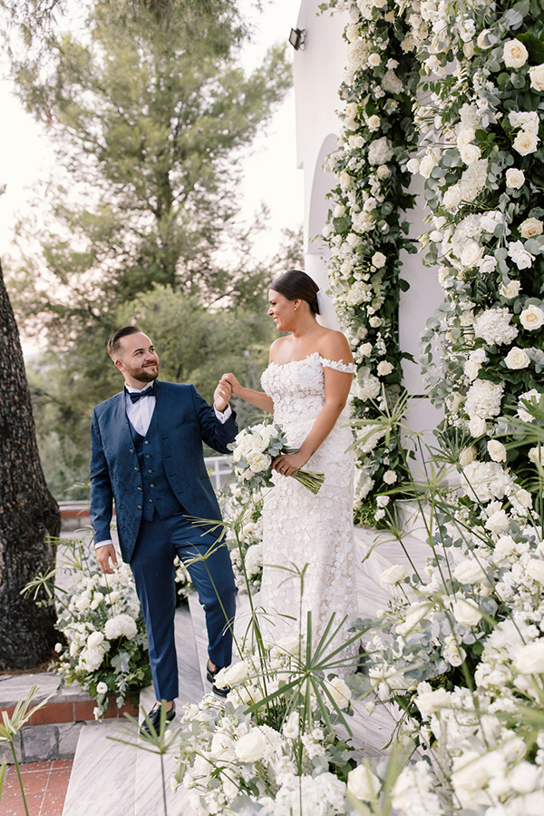 dreamy-summer-wedding-thessaloniki-impressive-floral-arrangements-white-color_01x