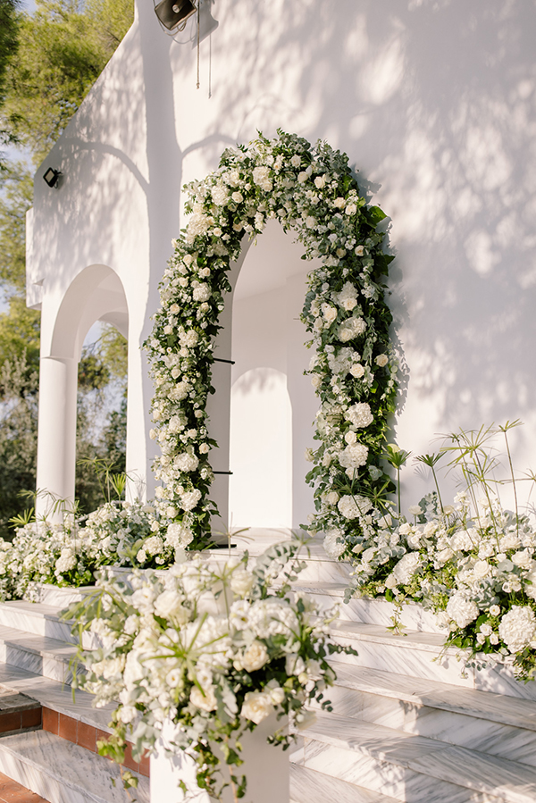 dreamy-summer-wedding-thessaloniki-impressive-floral-arrangements-white-color_01z