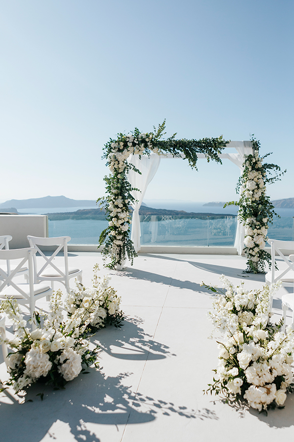 elegant-summer-wedding-santorini-white-blooms-gold-details_16