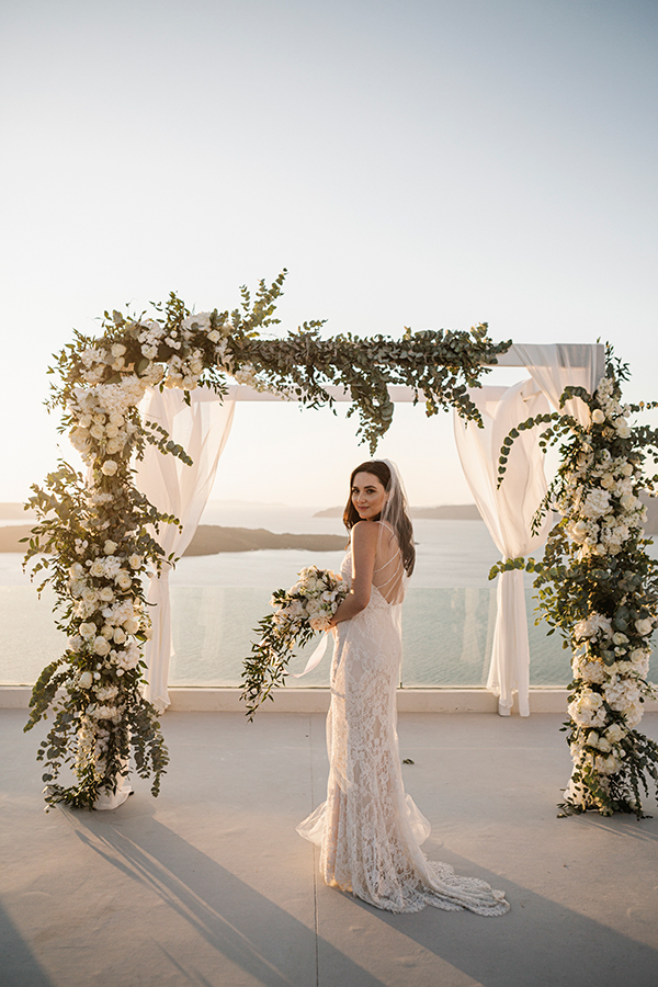 elegant-summer-wedding-santorini-white-blooms-gold-details_31