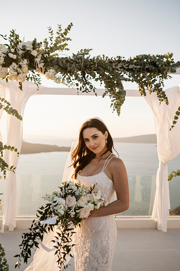 elegant-summer-wedding-santorini-white-blooms-gold-details_32