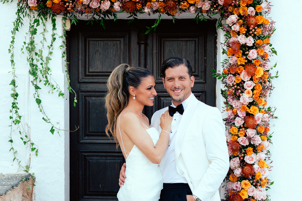 Υπέροχος ρουστίκ γάμος στη Μονεμβασιά με πανέμορφα λουλούδια σε πορτοκαλί αποχρώσεις │ Διονυσία & Βασίλης