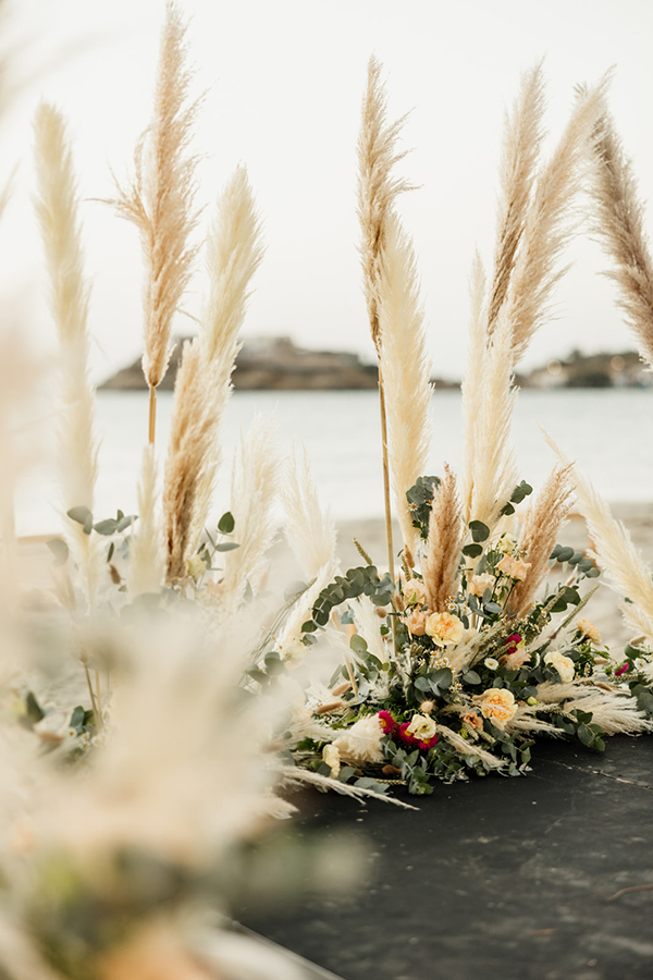 lovely-wedding-decoration-colorful-flowers-aetherial-pampas-grass_05