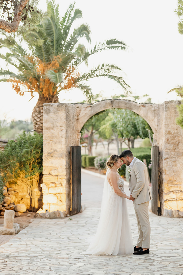 outdoor-wedding-athens-romantic-decoration-dusty-blue-hues_01x
