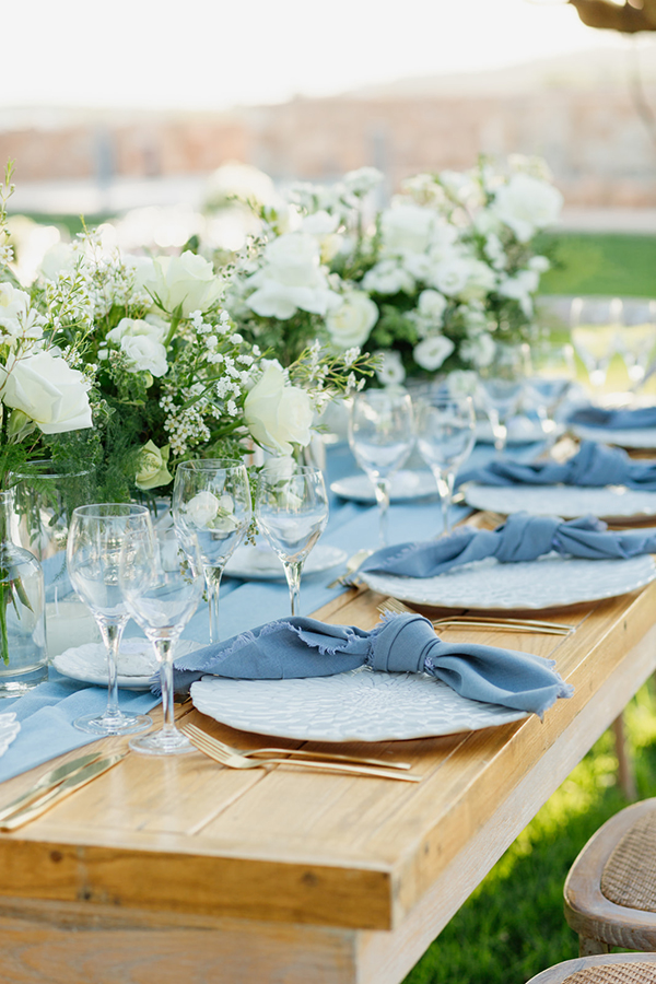 outdoor-wedding-athens-romantic-decoration-dusty-blue-hues_39