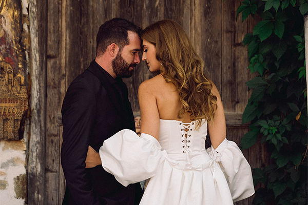 Ρομαντικός καλοκαιρινός γάμος στη Λάρισα με λευκά τριαντάφυλλα │ Ελπινίκη & Θωμάς