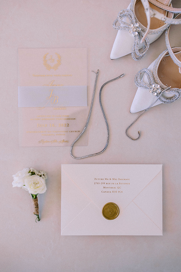 utterly-romantic-wedding-kalamata-lovely-white-arrangments-gold-details_07x
