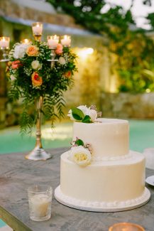 Ρομαντική τούρτα γάμου δύο ορόφων στολισμένη με λευκά τριαντάφυλλα