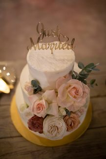 Τριώροφη γαμήλια τούρτα με τριαντάφυλλα και cake topper