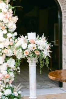Στολισμός γαμήλιας λαμπάδας με λευκές ορτανσίες και pampas grass