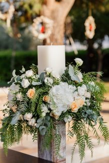 Ρομαντική διακόσμηση λαμπάδας γάμου με τριαντάφυλλα και ορτανσίες