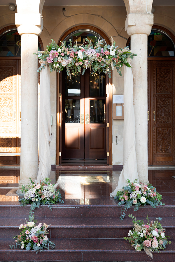 Ρομαντικός στολισμός εισόδου εκκλησίας με τριαντάφυλλα και ευκάλυτπο