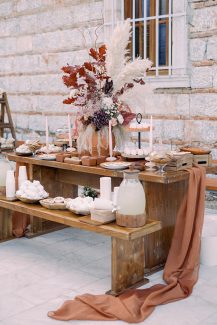 Rustic – country styled στολισμός candy table με αποξηραμένα λουλούδια και υφάσματα