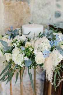 Διακόσμηση γαμήλιας λαμπάδας με pampas grass και λευκές ορτανσίες