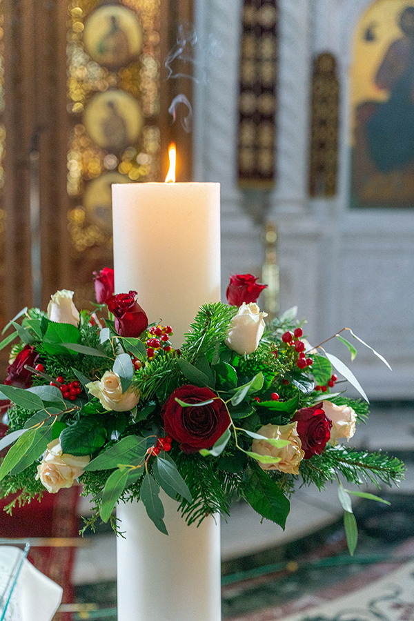 Χειμωνιάτικη διακόσμηση λαμπάδας γάμου με κόκκινα τριαντάφυλλα και γκι
