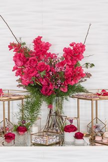 Υπέροχη διακόσμηση dessert table με φούξια τριαντάφυλλα και βουκαμβίλιες
