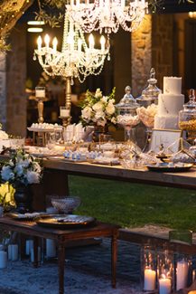 Elegant διακόσμηση dessert table με ορτανσίες και χρυσές λεπτομέρειες