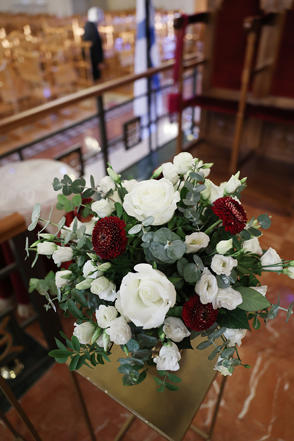 winter-wedding-nicosia-bordeaux-chrysanthemum-white-roses_05