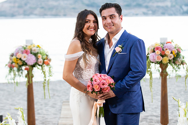 Παραμυθένιος καλοκαιρινός γάμος με πολύχρωμα λουλούδια δίπλα στη θάλασσα │ Marie & Γιάννης