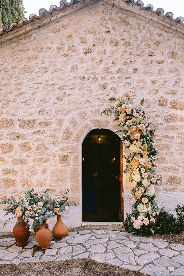 lovely-fall-wedding-hydrangeas-roses-light-shades_21