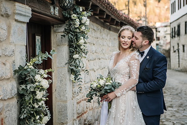 Όμορφος χειμωνιάτικος γάμος στην Καστοριά με λευκά λουλούδια │ Αναστασία & Ανδρέας