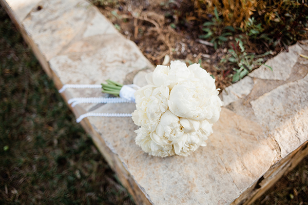 romantic-summer-wedding-athens-white-hydrangeas-lush-greenery_04x