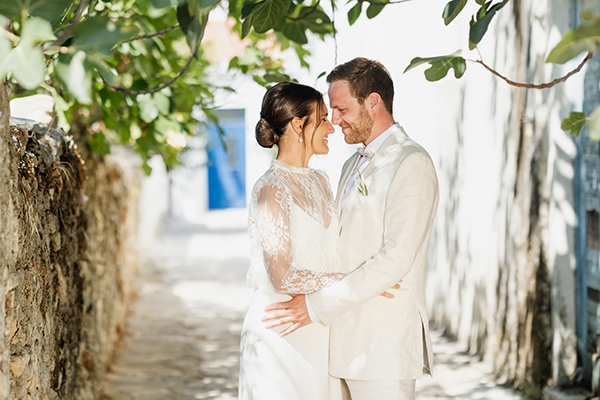 Simply chic γάμος στην Νάξο με λευκά τριαντάφυλλα και φύλλα ελιάς │ Julie & Nicolas